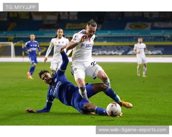 切尔西边路换位形成空档，传中直送门前成优势